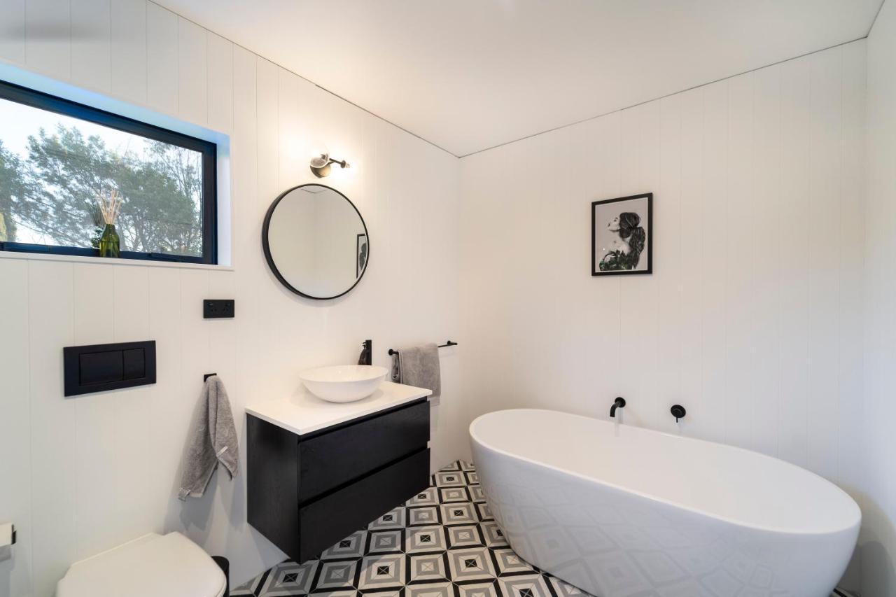 Black Barn Modern: Luxe Martinborough Escape Eksteriør billede